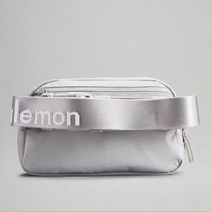 NEW Lululemon Everywhere Belt Bag in Silver Drop/White